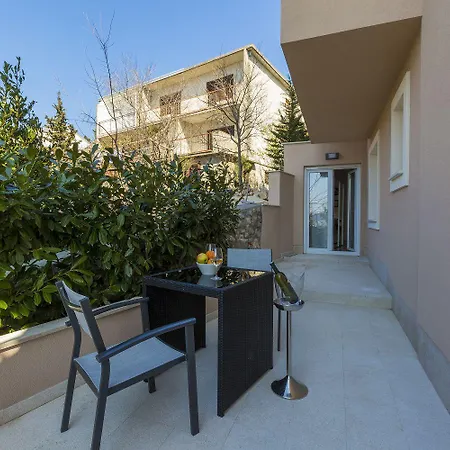 Studio-apartment 100 Meter Zum