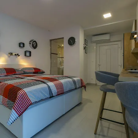 Studio-apartment 100 Meter Zum *