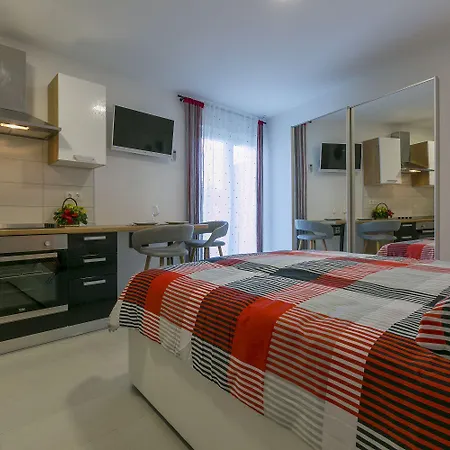 Studio-apartment 100 Meter Zum *