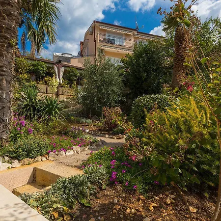 Studio-apartment 100 Meter Zum *